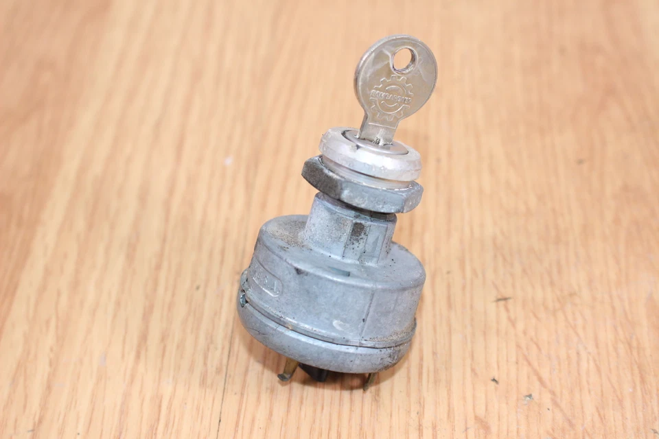 Interruptor de encendido Ski-Doo Blizzard 5500 MX 1981 con llave Foto 1 de 4