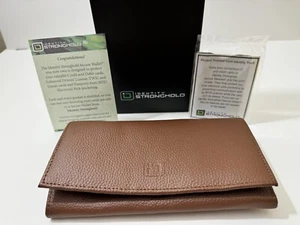 ID Stronghold Identität sichere Geldbörse, braunes Leder, dreifach faltbar neu in Box Geschenk - Bild 1 von 8