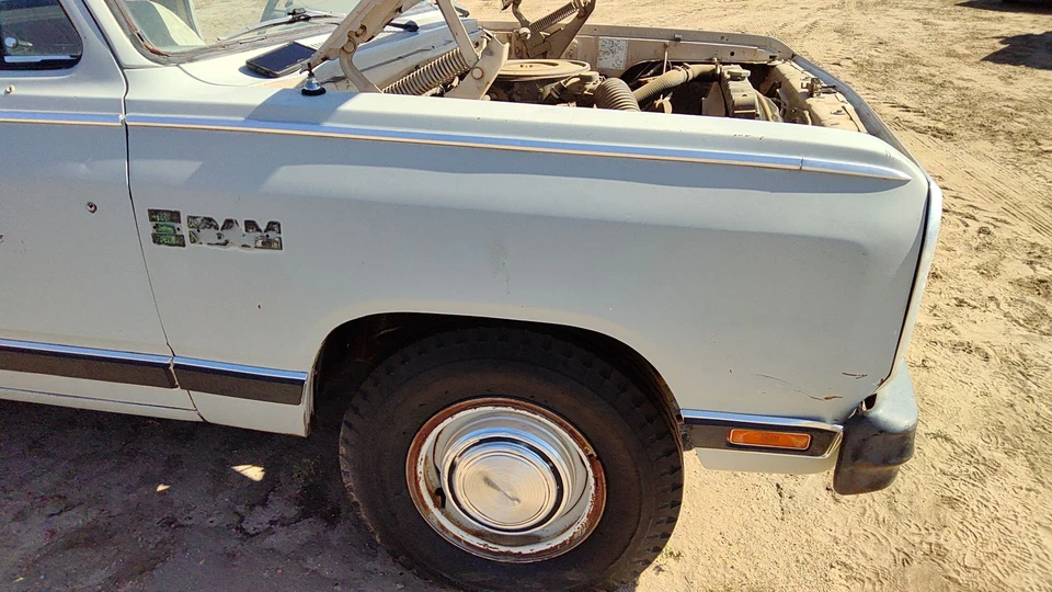 Guardabarros delantero derecho Dodge D350 1981-1993 pasajero OEM gris 04504124 Foto 1 de 4