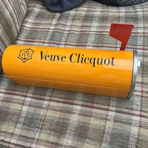 Buzón de hojalata coleccionable Veuve Clicquot Champagne con bandera móvil - Imagen 1 de 4