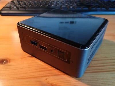 mini PC Intel NUC NUC7i5BNH con tastiera e mouse Logitech Pebble 2 - Immagine 1 di 4