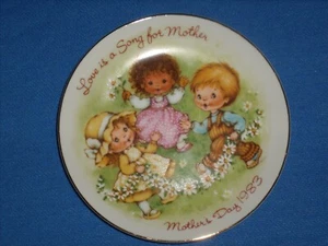 Avon 1983 Mother’s Day Porcelain Collectible Plate Love Is Song for Mother - Foto 1 di 2