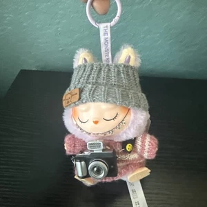 POP MART - Lavendel verziert LABUBU The Monsters, Vinyl mit Kamera und Outfit - Bild 1 von 10