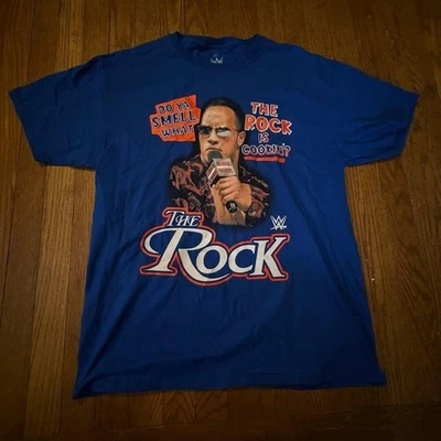 Camiseta Oficial WWE The Rock "Do Ya Smell What The Rock is Cookin" Azul Para Hombre L Foto 1 de 3