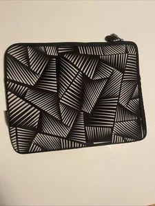 Funda/Funda de neopreno suave para computadora portátil 14" X 10" de Dabney Lee blanco y negro - Imagen 1 de 6