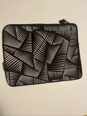 Funda/Funda de neopreno suave para computadora portátil 14" X 10" de Dabney Lee blanco y negro Foto 1 de 4