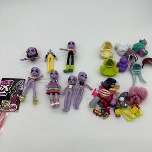Lot Capsule Chix Surprise fashion dolls with outfits hair shoes etc etc - Picture 1 of 8