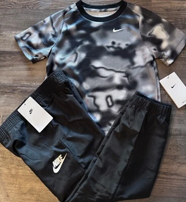 Nuevo con etiquetas Nike Niños 7 Negro/Gris/Blanco Dri-Fit Camisa y Pantalones de Viento Conjunto Talla 7 Foto 1 de 3