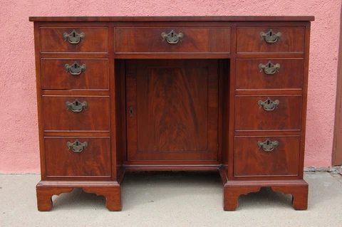 ANTIQUE AMERICAN MAHOGANY KNEEHOLE DESK WITH POPLAR SECONDARY WOOD. LATE 1700S Cover