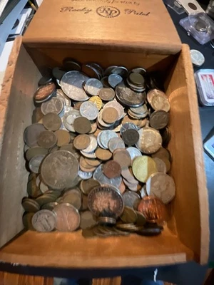 Cesta llena de monedas aprox. 5 libras Foto 1 de 3