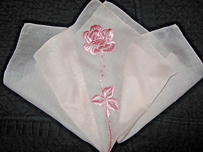 Verdadero De Colección*PUNTADA SATINADA Floral ROSA BORDADO BODA*HANKY*14X14*TRANSPARENTE* Foto 1 de 3