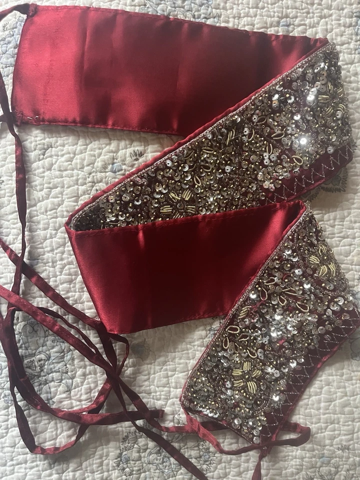 Sari con Cuentas Sánscrito Sari Cinturón Gitano Satén Vestido Lentejuelas Rubí Borgoña Rojo Foto 1 de 4