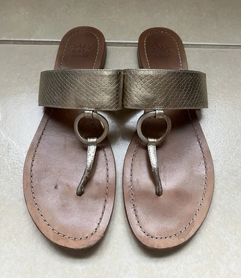 Sandalias de tanga Saks Fifth Avenue doradas informales de cuero metálico para mujer talla 10” Foto 1 de 4
