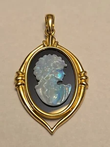 Ciondolo cammeo vintage in oro giallo 14 kt con opale intagliato e onice - Foto 1 di 7