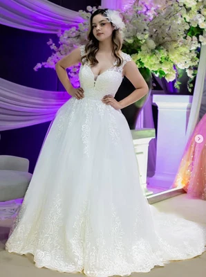 Wedding Dresses V Neck Sweep Train A-Line Lace Applique Elegant Bridal Gowns - Image 1 of 4