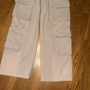 H&M Divided Cargo Hose Si 2 taupe Utility Taschen weites Bein Workwear distressed - Bild 1 von 4