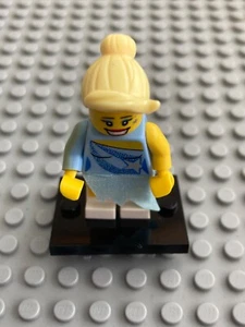 LEGO COLLECTABLE MINI FIGURE SERIES 4 ICE SKATER - Picture 1 of 2