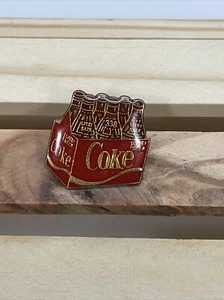 Vintage Coke Coca Cola Flasche Sixpack Rot Gold Metall Anstecknadel Brosche Revers - Bild 1 von 3