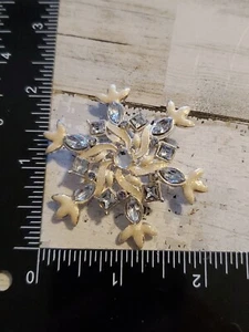 Broche prendedor de Navidad con estrás tono plateado copo de nieve mw - Imagen 1 de 2