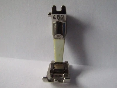 BERNINA  BUTTONHOLE FOOT      No 452 ONE LUG - Image 1 of 2