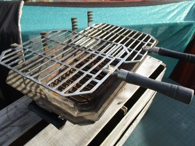 VTG. GENUINE CAST IRON ORIGINAL HIBATCHI FIRE DOUBLE GRILL, ADJ. GRILLS TAIWAN. - Image 1 of 4
