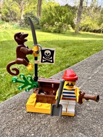 Vintage LEGO Pirates #6235 BURIED TREASURE 100% Complete (no instructions/box)