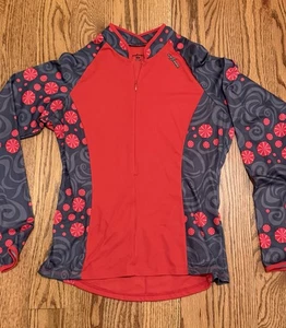 Usado en Excelente Condición She Beest Bellissima Bicicleta Ciclismo Jersey 3/4 Cremallera Mediano Rojo Gris - Imagen 1 de 7