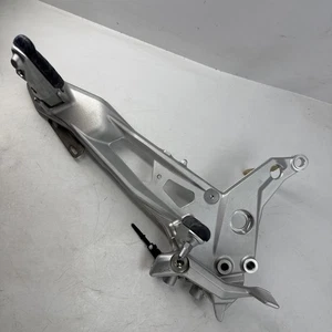 BMW F900R F900R K83 2018-2024 Fußrastenbaugruppe rechts Pt.Nr 4671 8404012 #YBR1 - Bild 1 von 24