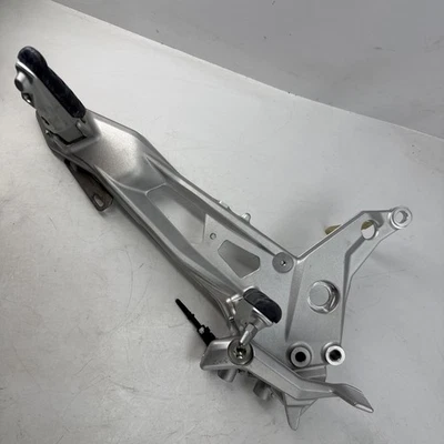 Conjunto reposapiés derecho BMW F900R F900R K83 2018-2024 Nº de referencia 4671 8404012 #YBR1 Foto 1 de 4