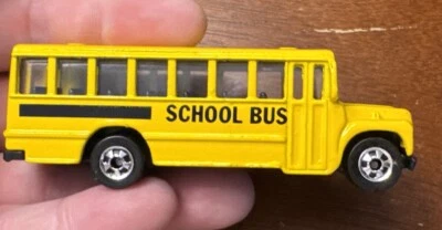 老式 1988 风火轮校车 — 第 1/4 张图片