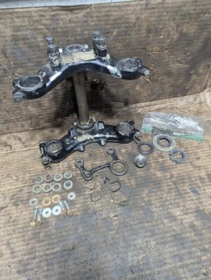 1976 YAMAHA IT400 TRIPLE TREE FRONT FENDER GROMMETS BOLTS CABLE WIRE GUIDE - Image 1 of 4