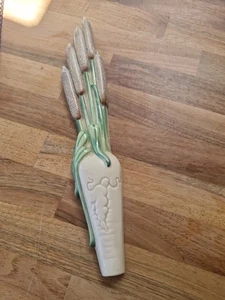 Beswick Vintage Wall Pocket To Resemble Bundle Of Cattails In Vase - Picture 1 of 3