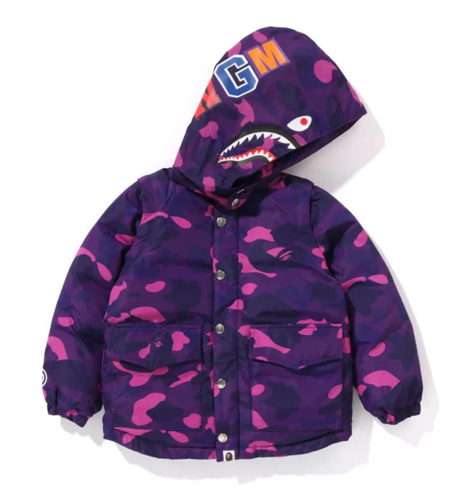 Chaqueta de plumón con capucha de tiburón camuflada color Bape para niños púrpura talla 130 K Foto 1 de 1