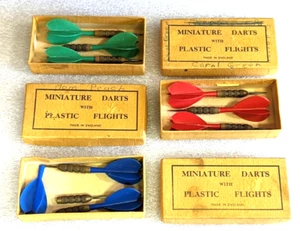 Dardos miniatura vintage de plástico vuelos hechos en Inglaterra - 3 colores, caja - Imagen 1 de 5
