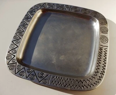 БОЛЬШОЙ ОЛОВЯННЫЙ КВАДРАТНЫЙ КРУГЛЫЙ УГЛОВОЙ ПОДНОС С УЗОРОМ РЕГГИ WILTON ARMATALE 14 ДЮЙМОВ - Изображение 1 из 4
