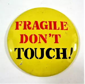 Vintage 1960 Fragile Don't Touch Grafik lustig Lg 2" Pinback Knopf alt - Bild 1 von 1