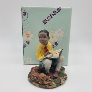 Figura de colección Wongs International afroamericano niño lectura con resina de perro 3" - Imagen 1 de 12