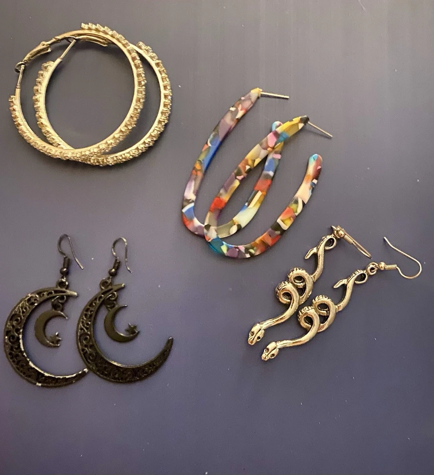 Divertidos Pendientes Lote De Cuatro Pares Perforados Coloridos, Estrás, Tono Plateado Foto 1 de 4