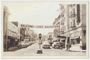 Roseburg 1952, Oregon - FOTO REAL Main Street, autos, letreros - postal vintage - Imagen 1 de 2