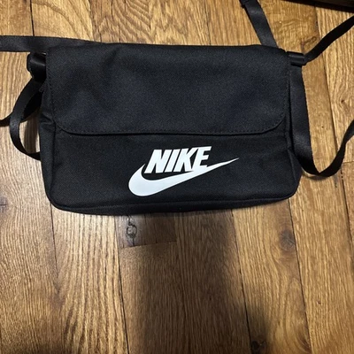 Bolso cruzado Nike Futura • Bolsa para artículos pequeños • Color negro con logotipo Foto 1 de 4