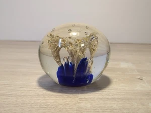 "HERMOSA bola de vidrio artístico PESAPAPELES transparente azul dorado burbujas controladas 2,5""" - Imagen 1 de 6