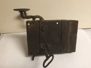 Cerradura de puerta pesada de hierro a mano temprana con llave ~ Sistema de cerradura 3 inusual ~ HW46 - Imagen 1 de 12