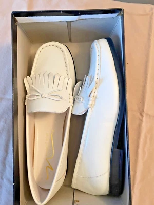 Mocasines Newport News de cuero blanco con flecos talla 7,5  Foto 1 de 4
