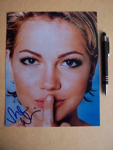 Michelle Williams Autograph  10 x 8  inch Cover