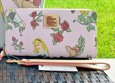 NUEVO CON ETIQUETAS~ Disney Aurora Bella Durmiente 65 Aniversario Muñequera Cartera Dooney & Bourke Foto 1 de 3
