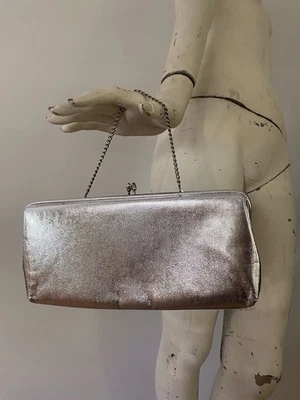 Cartera de mano vintage plateada cadena sin asas metálica años 60 broche de beso discoteca formal Foto 1 de 4