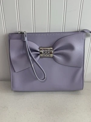 Bolso sin asas Betsey Johnson lila lavanda lazo imitación cuero plata detalle corazón Foto 1 de 4
