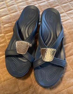 Sandalias Crocs Azul Marino Sanrah Plataforma con Tirantes Cuña Sin Cordones para Mujer Talla 9 Usadas en Excelente Condición Foto 1 de 4