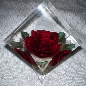 Pisapapeles vintage geométrico Lucite rosa tallado a mano y coloreado Bircraft - Imagen 1 de 5