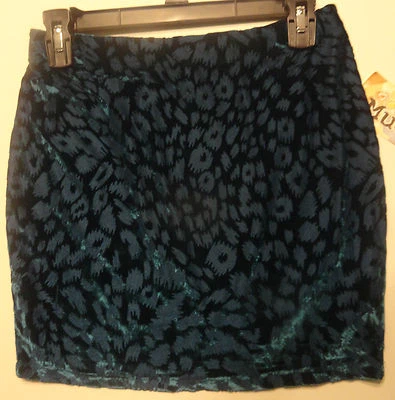 Falda de terciopelo con estampado de animales verde azulado Mudd para damas XS, S, M, L, XL Foto 1 de 2